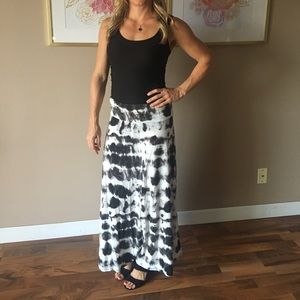 Black and white tie dyed maxi skirt - Medium